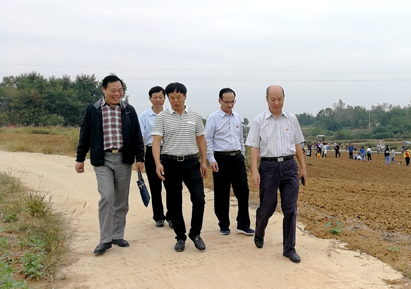 随后,郭长华在河南省泓旭生态农业科技开发有限公司董事长张纯东和我