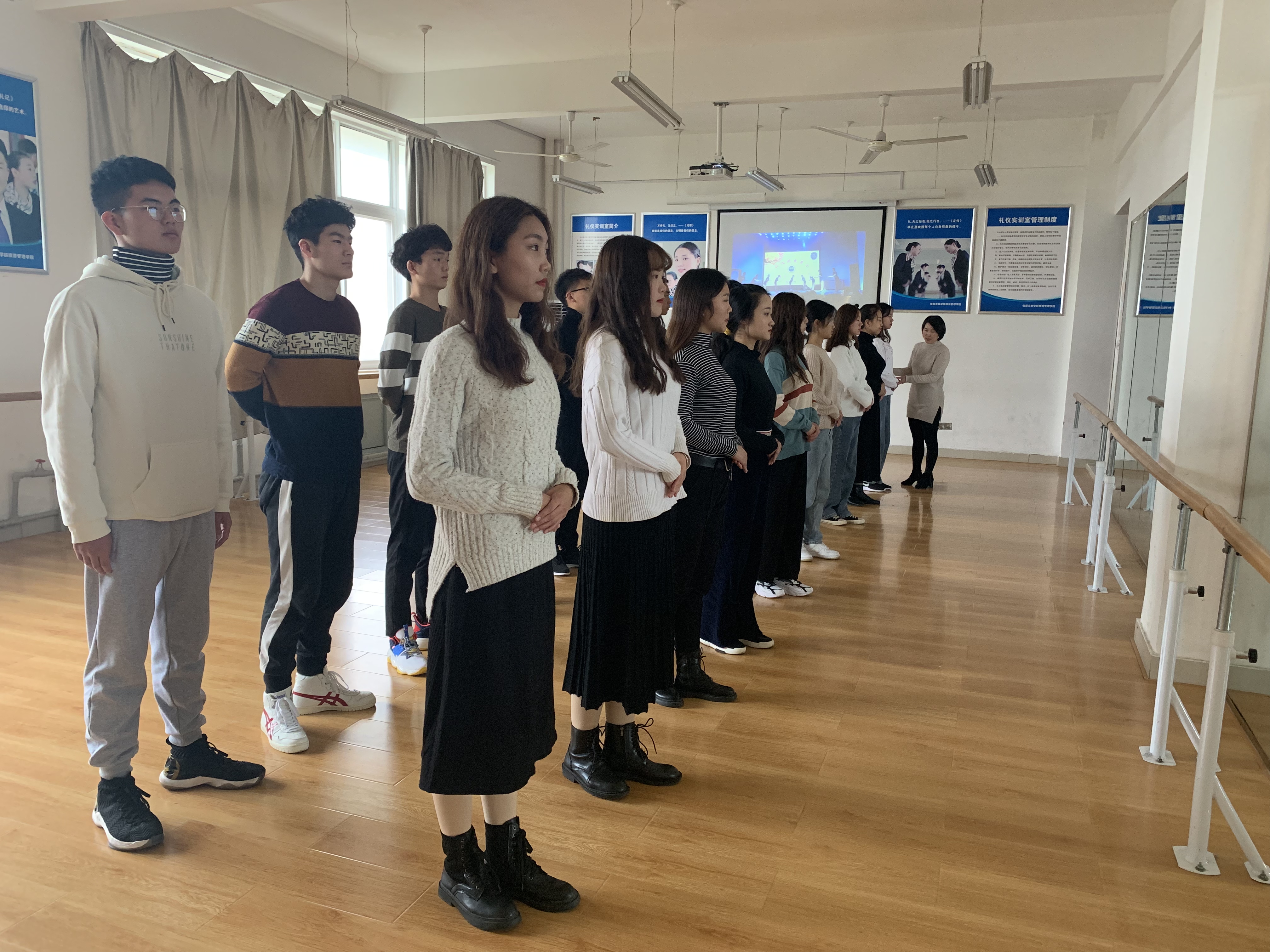 礼show社团进行个人仪态礼仪培训