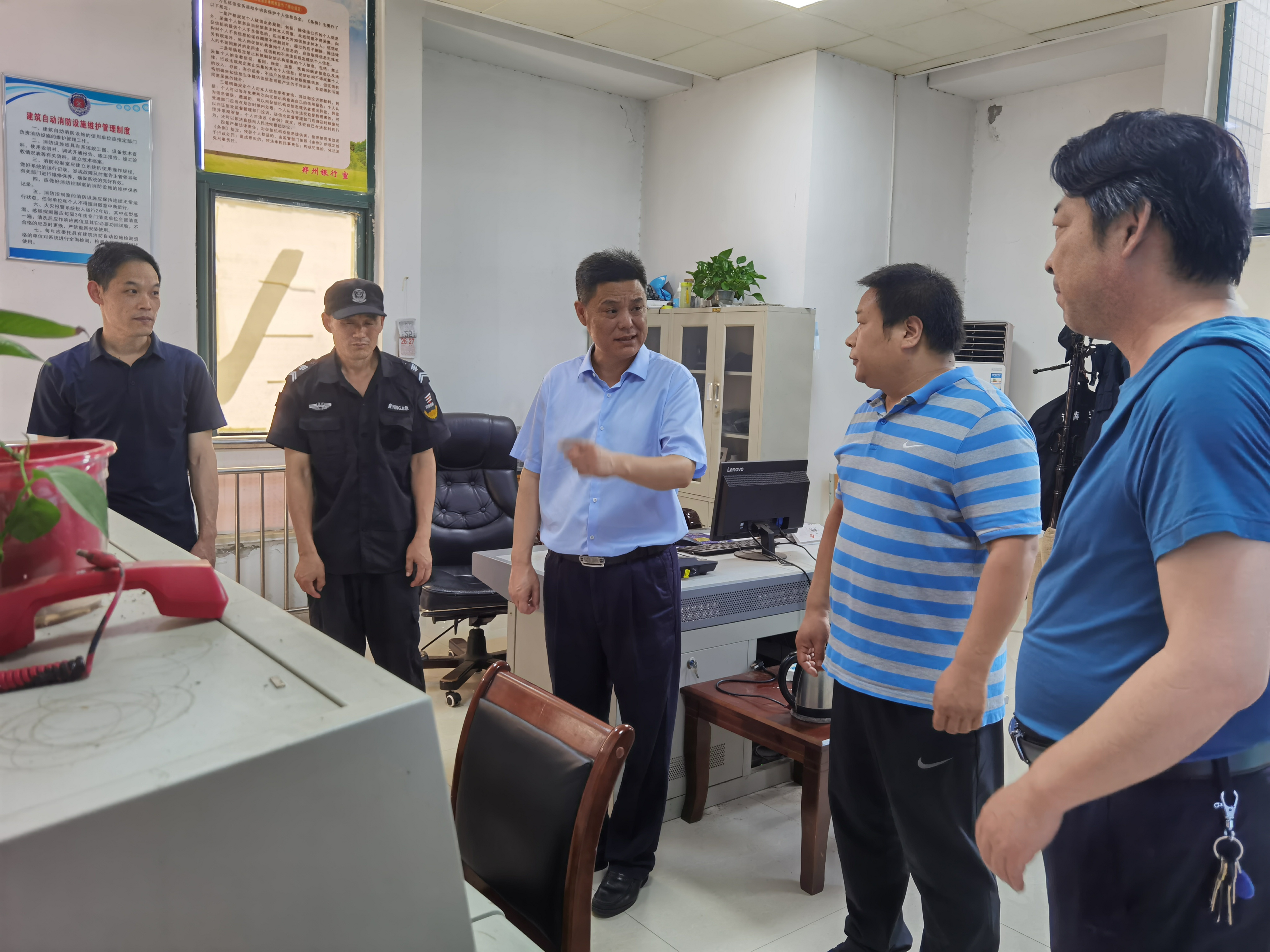 校纪委书记,监察专员李强到图书馆 督导检查安全工作