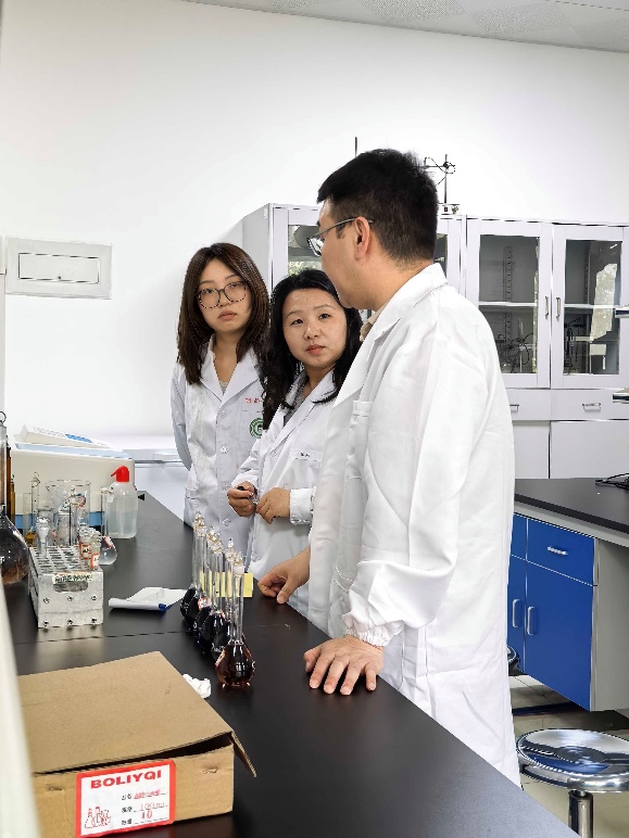 男人和女人站在厨房里AI 生成的内容可能不正确。 男人和女人站在厨房里AI 生成的内容可能不正确。