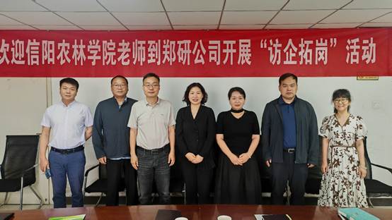 一群人站在一起合影AI 生成的内容可能不正确。